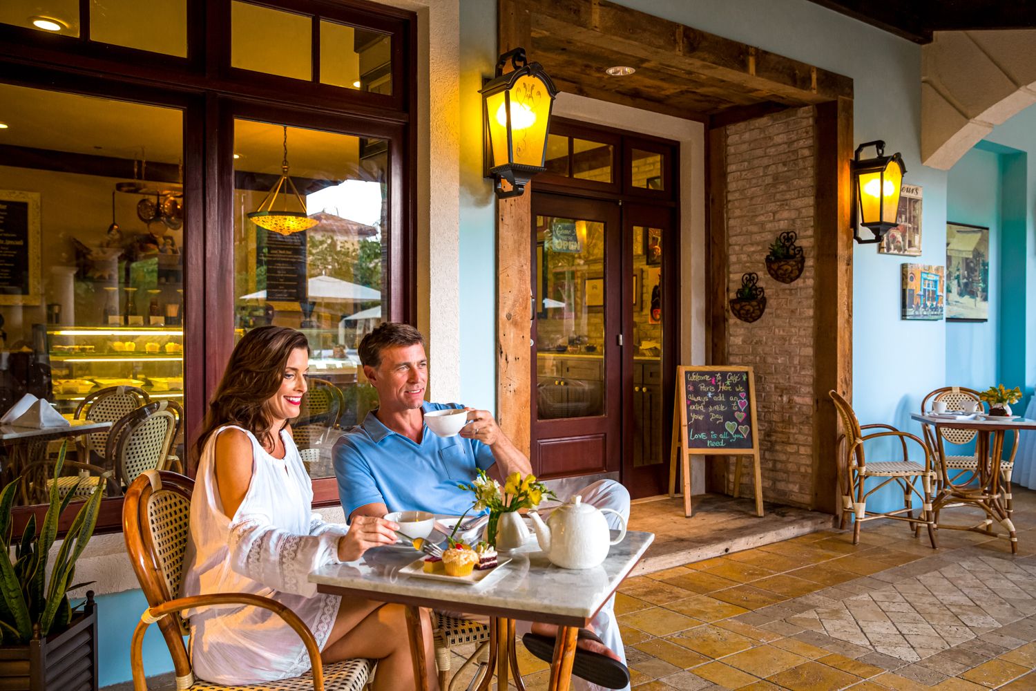 Sandals-Antigua-Cafe-de-Paris-Couple-Coffee