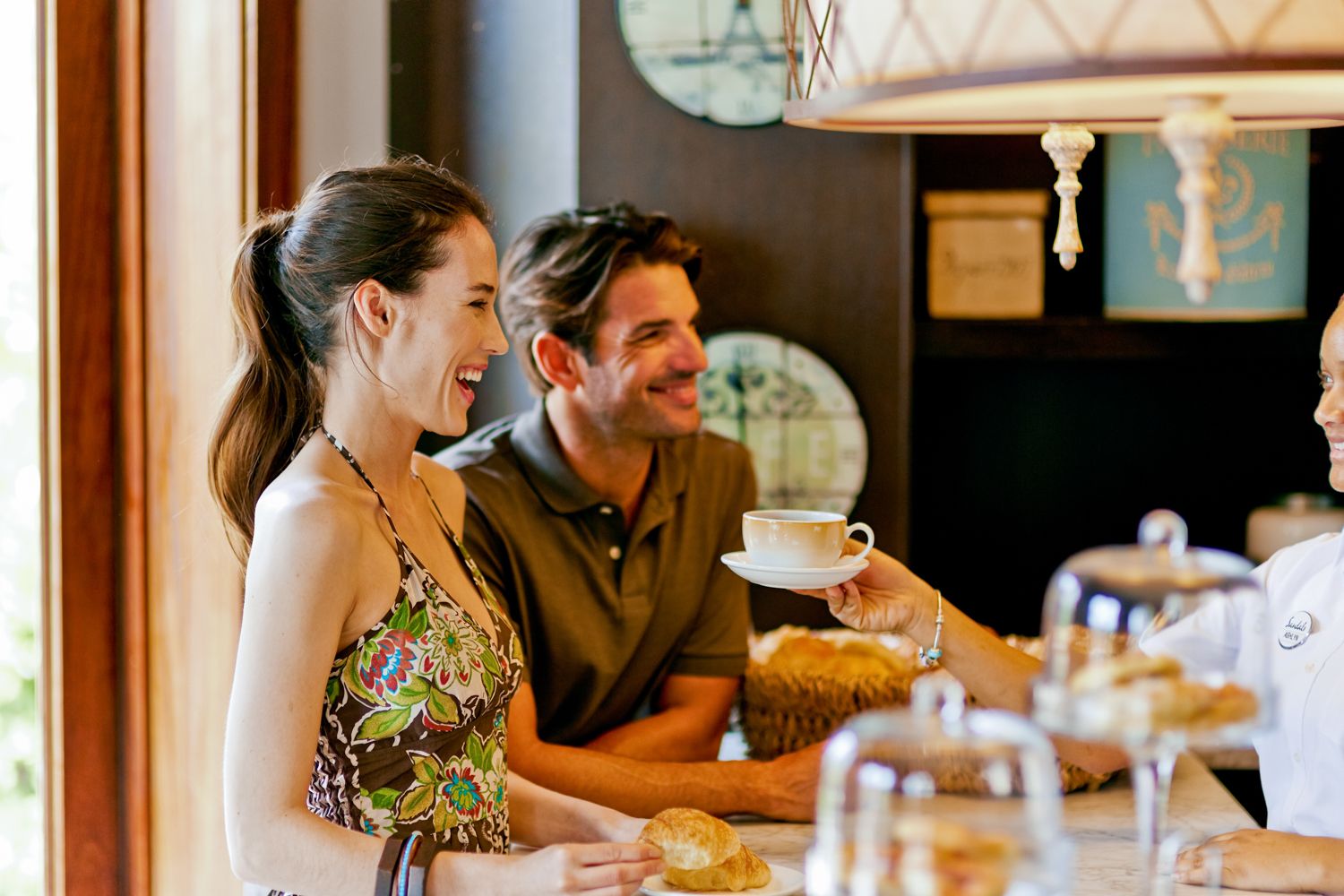 Sandals-Emerald-Bay-Cafe-de-Paris-Counter-Couple