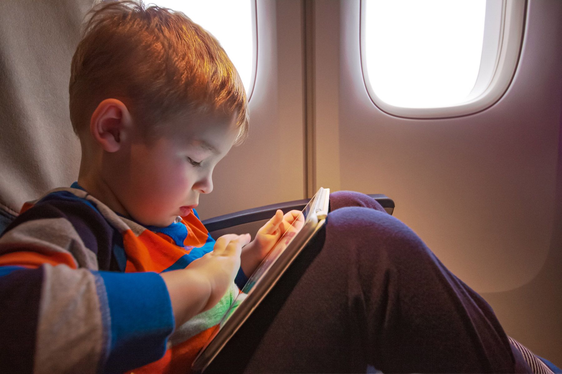 11-child-with-tablet-pane