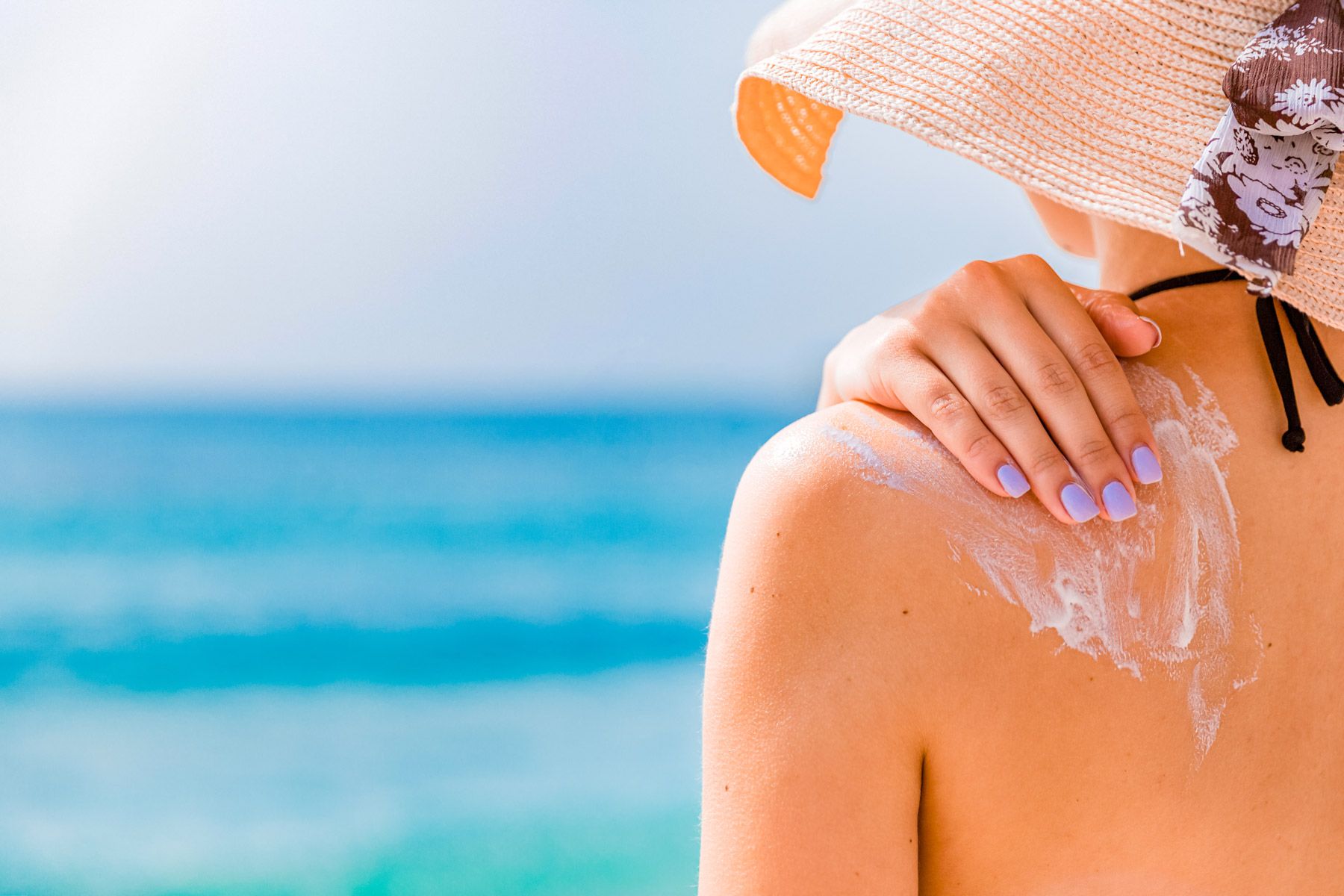 13-Woman-applying-sunscreen-sunblock
