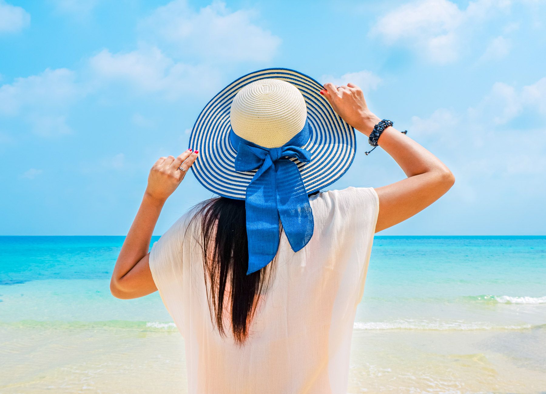 15-woman-sunhat-beach