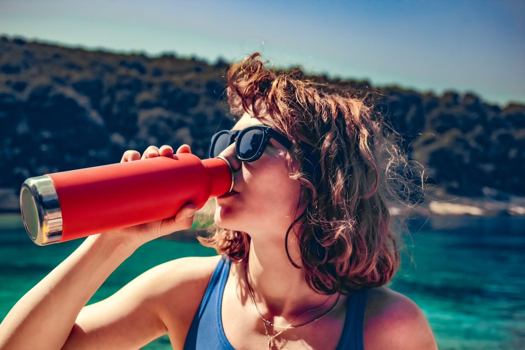 woman-drinking-thermo-bottle